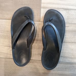 OluKai black Ohana flip flops